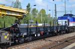 Ein Drehgestell-Flachwagen im Einsatz als Schutzwagen eines Gleisbauschienenkranes (GOTTWALD GS 40.08T) mit der slowakischen Zulassung 33 RIV 56 SK-TTKOL (Track Tec Koltram Sp.z.o.o.) 3997 021-9 Res