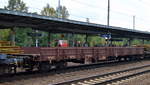 Slowakischer Drehgestell-Flachwagen mit Seitenborden der �elezničn� spoločnosť Cargo Slovakia mit der Nr.