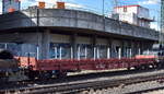 Slowakischer Drehgestell-Flachwagen mit Rungen (möglicherweise defekt) vom Einsteller ZSSK Cargo ohne Beladung in einem Ganzzug Drehgestell-Flachwagen der DB Cargo mit Stahldrahtrollen beladen am