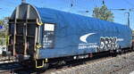 Slowakischer Drehgestell-Flachwagen mit vier Radsätzen, verschiebbarem Planenverdeck der ZSSK Cargo mit der Nr. 31 RIV 56 SK-ZSSKC 3540 060-1 Rils in einem gemischten Güterzug am 22.04.26 Höhe Bahnhof Saarmund.