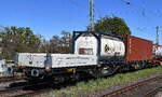Gelenk-Containertragwagen vom Einsteller Tenutado SK, a.s. mit der Nr. 33 TEN GE 54 CZ-TNTD 4975 462-0 Sggrss in einem Containerzug, interessante Beladung, zwischen den Containern waren vom Hersteller LIEBHERR 25 Tonnen schwere Ballastgewichte für Krane beladen zur Auslieferung am 28.04.26 Höhe Bahnhof Magdeburg Neustadt.