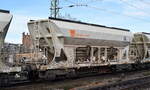 Drehgestell-Schüttgutwagen mit dosierbarer Schwerkraftentladung der Havelländische Eisenbahn AG mit tschechischer Registrerung mit der Nr. 83 TEN (CW) 54 CZ-HVLE 6985 190-0 Faccns 442.2 HEIMATBAHNHOF: WUSTERMARK in einem Ganzzug mit Sand/Kies beladen am 08.12.25 Höhe Bahnhof Magdeburg-Neustadt.