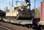 Ein M88A2 Bergepanzer der US Army auf einem Drehgestell-Flachwagen der DB mit der Nr.
