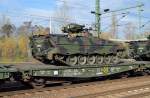 Drehgestell-Flachwagen der Bundeswehr beladen mit einem Schützenpanzer Typ Marder mit der Nr.