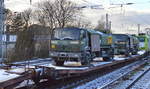 Auf einer Flachwageneinheit mit abgesenktem Fußboden vom Typ Laads von TRANSWAGGON (23 RIV 80 D-TWA 4313 330-1 Laads 800 B) befinden zwei ältere französische Armee-Tanklaster von