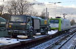 Auf einer Flachwageneinheit mit abgesenktem Fußboden vom Typ Laads von TRANSWAGGON (23 RIV 80 D-TWA 4313 330-1 Laads 800 B) befinden zwei ältere französische Armee-Tanklaster von Renault, auf der Front die Bezeichnung C 36? und auf dem Tank die Bezeichnung F-34 also eine Kerosincodierung, am 16.01.17 Berlin-Hirschgarten. 