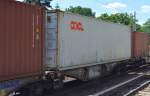 Ein Container von OOCL = “Orient Overseas Container Line  aus Hong Kong mit europäischen Niederlassungen, weltweit agierendes Intermodal- und Logistikunternehmen, 30.06.15