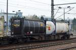 Ein schwarzer Tankcontainer vom niederländischen Logistiker DEN HATOGH Logistics daneben von einer unbekannten Firma mit UN-Nr.