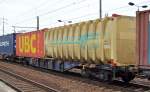 Riesiger Bulkcontainer vom Niederländer VAN DEN BOSCH am 11.04.14 Bhf.