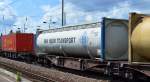 Diese niederländische Transportfirma mit dem Namen VAN HEUR TRANSPORT gehört inzwischen zum Logistiker VAN DEN BOSCH, hier mit einem Großtankcontainer am 12.08.14 Bhf.