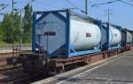 Tankcontainer in allen Varianten bietet das britische Unternehmen TANKSPAN, gesichtet am 18.07.15 Bhf.