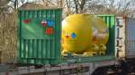 Spezialcontainer mir einem speziellem Schutzbehältnis (Tank) dadrin mit der UN-Nr.