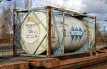 Ein älterer und ziemlich rostiger Tankcontainer vom Unternehmen Eurotainer SA aus Frankreich am 27.11.16 Bf.