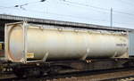 Auffällig langer weißer Tankcontainer für Lebensmittel-Transporte (FOODSTUFF ONLY) am 03.02.18 Bf. Flughafen Berlin-Schönefeld.