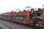 Ein PKW-Transportzug mit fabrikneuen Toyota und Lexus Modellen am 27.07.16 Bf.