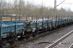 Polnischer Drehgestell-Flachwagen mit Seitenborden der PKP Cargo mit der Nr.