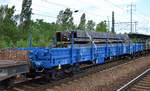 Polnischer Drehgestell-Flachwagen mit Seitenborden der PKP Cargo mit der Nr. 31 RIV MC 51 PL-PKPC 3945 382-5 Res beladen mit Stahlspundlatten am 12.06.17 Bf. Flughafen Berlin-Schönefeld.