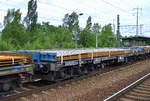 Sechsachsiger Drehgestell-Flachwagen der PKP Cargo mit Stahlplatten beladen mit der Nr. 31 RIV MC 51 PL-PKPC 4861 023-3 Samms am 12.06.17 BF. Flughafen Berlin-Schönefeld.