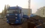 Eine DAF XF Schwerlastzugmaschine mit Tiefladebr�ckenauflieger der Fa.