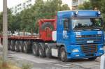 DAF XF 95.480 Schwerlastsattelzug der BTB Logistik als Bgleitfahrzeug eines LIEBHERR LTM 1300-6.1 f�r die Ballastgewichte und Anbauteile am 29.07.13 Berlin-Pankow.