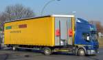 Etwas eigenartiger optischer Sattelzug, diese kleine DAF LF 45.220 EEV Zugmaschine mit diesem gro�volumigen Auflieger (wahrscheinlich f�r Kartonagen) der polnischen Firma P.W romix sp.