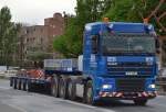 Eine DAF XF 95.530 4-Achs Schwerlastzugmaschine mit Tiefladebrücke mit Ballastgewichten für einen LIEBHERR Kran der Fa.