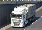 DAF XF Zugmaschine mit gro�volumigen Auflieger containerartig mit Planenabdeckung der Sped.