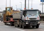 IVECO TRAKKER 500 PS Baukipper + Tiefladeh�nger mit einem ZEPPELIN ZM 15 Mobilbagger beladen der Fa.