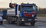 Ein IVECO TRAKKER 500 E6 Baukipper (Selbstlader) mit Hänger der Fa. ES Bautransport GmbH am 24.11.16 Berlin-Marzahn.