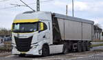Ein Sattelkipper mit moderner IVECO S-WAY 480 Zugmaschine am 09.04.25 Höhe Bahnübergang Rodleben.