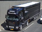Prächtiger niederländischer Sattelzug ganz in schwarz mit IVECO Zugamschine von Peter de Man am 21.04.16 Berliner Stadtautobahn Höhe Knobelsdorffstr.