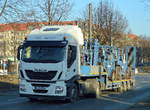 Die Fa. Stoppel & Barros Berlin GmbH mit einer IVECIO STRALIS 460 EEV Zugmaschine mit Ladebrücken-Trailer mit zwei Gabelstaplern am 14.02.17 Böse Brücke Berlin.
