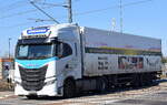Gebauer Logistik GmbH mit einem Kühlthermo-Sattelzug mit IVECO X-WAY 480 Zugmaschine am 20.03.25 Höhe Bahnübergang Bahnhof Rodleben.