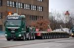 Ein intertessanter Schwertransporter vierlie� unbeladen das Berliner Westhafengl�nde in Begleitung von Polizei und Transportbegleitfahrzeug, eine MAN TGX 41.540 Schwerlastzugmaschine der Sped.