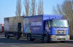 Älterer MAN LKW Typ? mit Kastenaufbau mit Hänger der Fa.