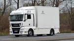 Ein MAN TGX 18.360 LKW mit Kastenaufbau der Fa. HT TRANSPORT  am 19.01.18 Berlin Marzahn.