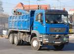 MAN TGA 25.430 hochwandiger Kipper mit Hydraulikgreifarm, 02.03.11 Berlin-Pankow.