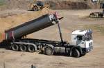 MAN 19.414 Sattelkipper l�dt Sand ab, 25.05.12 Berlin-Pankow.