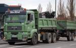 Ein MAN TGA 33.440 Baukipper mit Kranaufsatz + H�nger der Fa.