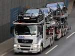 MAN PKW-Transporter der Sped BLG Logistics mit BMW Limousinen, 10.01.12 Berliner Stadtautobahn H�he Kaiserdamm.