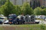 MAN TGS Schwerlastmaschine mit Ladebr�cke mit zwei gro�en Kabelrollen beladen, 09.07.12 Berlin-Springpfuhl.