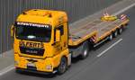 MAN TGX 18.440 Zugmaschine mit Tiefladebrücke als Auflieger für Schwertransporte der Fa.ULFERTS am 07.05.15 Berliner Stadtautobahn Höhe Kaiserdamm.