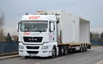 MAN TGX 23.480 mit Flachtrailer mit Baustellen-Container beladen der Int.