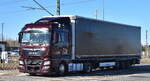 EMAR-TRANS USŁUGI TRANSPORTOWE aus Polen mit einem Sattelzug mit MAN TGX 18.500 Zugmaschine am 18.03.25 Höhe Bahnübergang Bahnhof Rodleben.