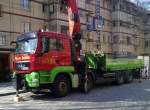 MAN TGS 35.440 mit gewaltigem Ladekranaufsatz bei Dachdeckarbeiten, ein Fahrezeug der Fa.
