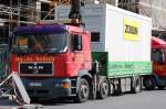 Spezial-LKW mit gro�em Ladekran zum Abtransport von Bauwohncontainern, ein MAN 19.343 der Fa.Ha.-Jo.