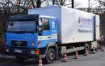 Ein MAN 12.224 LKW mit Kastenaufbau (Spezialaufbau) der Fa.