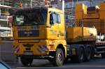 MAN TGA 33.530 Schwerlastzugmaschine mit Tiefladebr�cke hat die Gittermastspitze f�r den Fahrzeugkran LIEBHERR LTM 1500 geliefert, Fa. MOBI-HUB aus Berlin, 26.03.12 Baustelle gegen�ber S-Bhf. Berlin-Pankow.