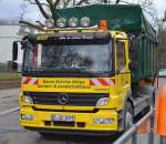 Ein MB ATEGO 1529 Abrollkipper einer Berliner Garten-u.