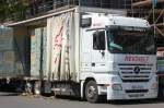 Ein H�ngerzug mit MB ACTROS 2544 der Sped.
